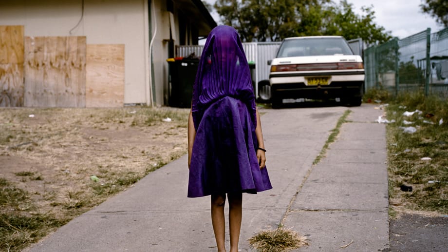1. Platz in der Kategorie "Portraits": Laurinda wartet in einem violetten Kleid auf den Bus, der sie zur Sonntagsschule in Moree, Australien, fahren wird.