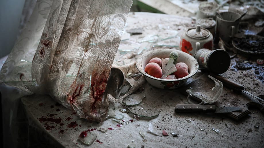 Sieger-Foto in der Kategorie "General News Singles": Kaputtes Geschirr liegt in einer zerstörten Küche in der ukrainischen Stadt Donezk.