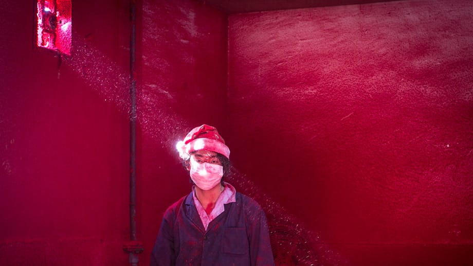 Kategorie "Issues Singles": Ein 19-jähriger chinesischer Arbeiter trägt eine Maske und eine Mütze in einer Fabrik für Weihnachtsschmuck.