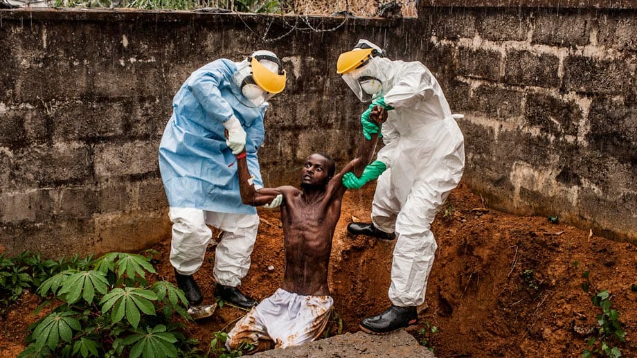 1. Rang in der Kategorie "General News Stories": Krankenhaus-Angestellte in Hastings, Sierra Leone, bringen einen geflohenen Ebola-Kranken zurück in die Klinik.