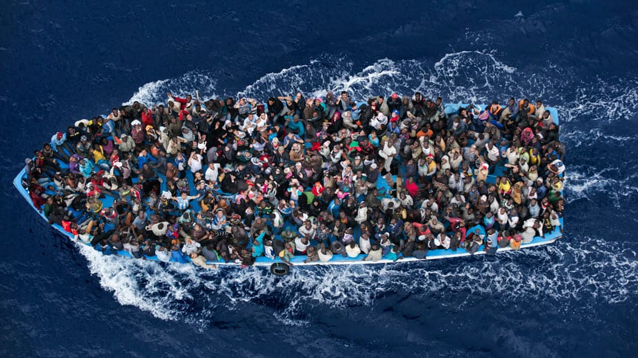 2. Platz in der Kategorie "General News": Schiffbrüchige Flüchtlinge werden von einer Fregatte der italienischen Marine gerettet.