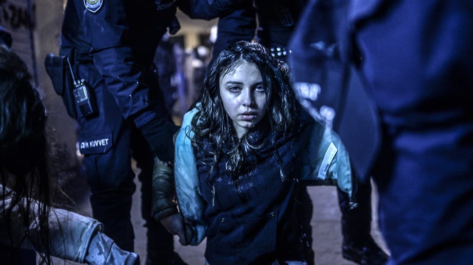 Sieger in der Kategorie "Spot News": Mit Tränengas halten die Sicherheitskräfte die Demonstranten in Istanbul in Schach. Eine junge Frau gerät zwischen die Fronten. Auslöser der Proteste war der Tod des 15-jährigen Berkin Elvan durch ein Gummigeschoss der türkischen Polizei.