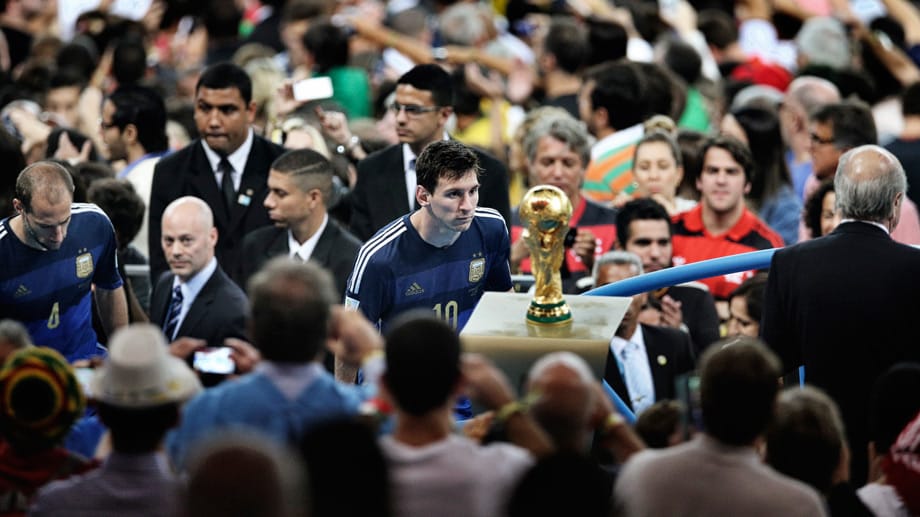 Sieger in der Kategorie "Sports": Der argentinische Fussball-Star Lionel Messi schaut nach dem verlorenen Final-Match gegen Deutschland in Brasilien auf den WM-Pokal