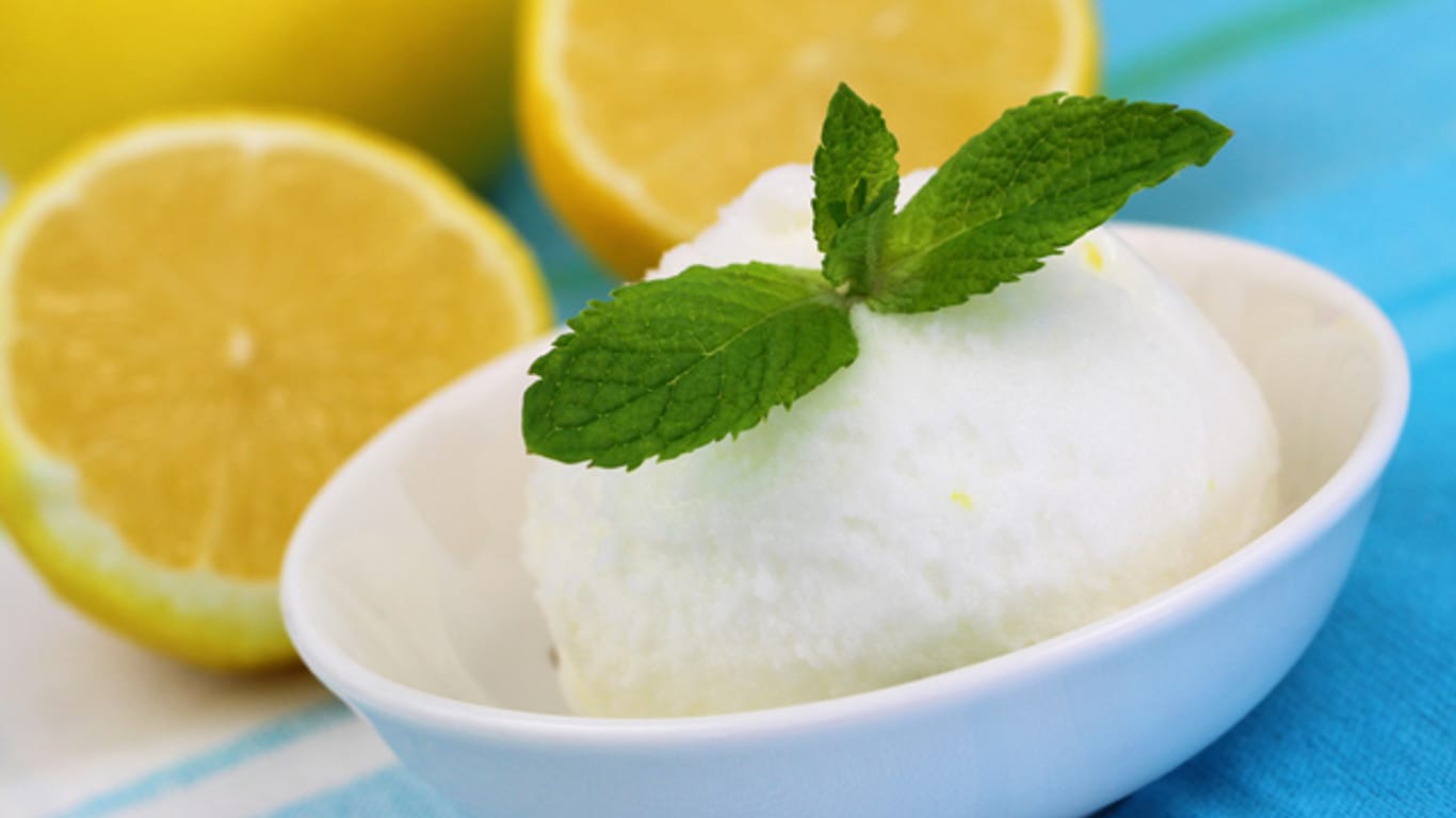 Dieses Buttermilch-Eis mit Zitrone eignet sich besonders gut als Dessert im Sommer.