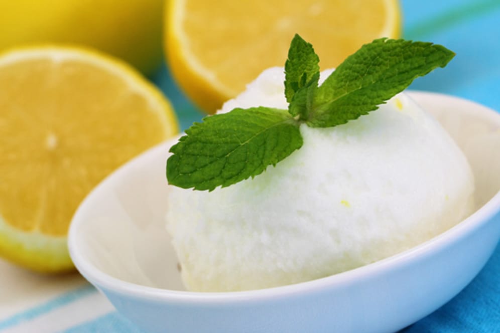 Dieses Buttermilch-Eis mit Zitrone eignet sich besonders gut als Dessert im Sommer.