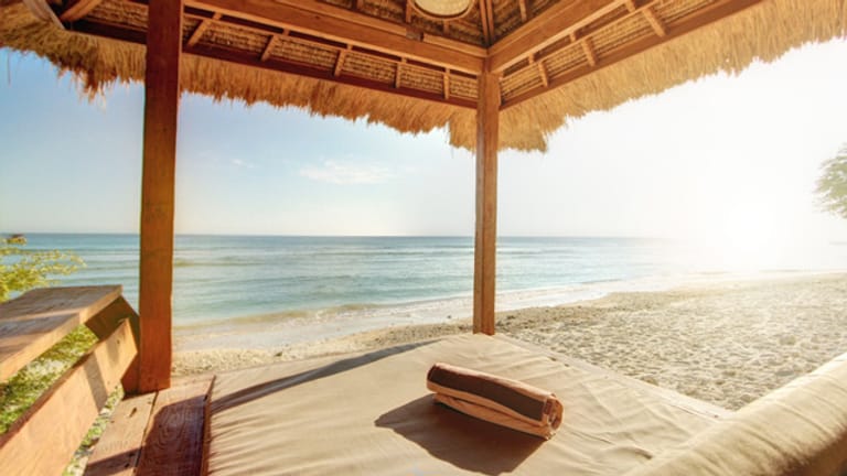 Eine Villa direkt am Strand mit tollem Blick: Die "Gili Beach Villa" auf einer Insel in Indonesien.