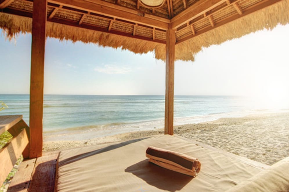 Eine Villa direkt am Strand mit tollem Blick: Die "Gili Beach Villa" auf einer Insel in Indonesien.