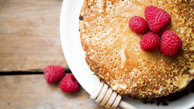 Genießen Sie die Buttermilch-Pancakes mit frischem Obst, Sirup oder Zimt und Zucker.