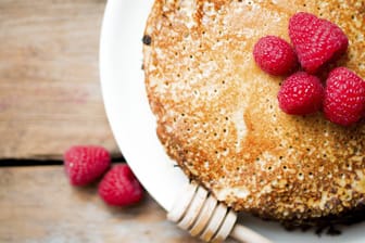 Genießen Sie die Buttermilch-Pancakes mit frischem Obst, Sirup oder Zimt und Zucker.
