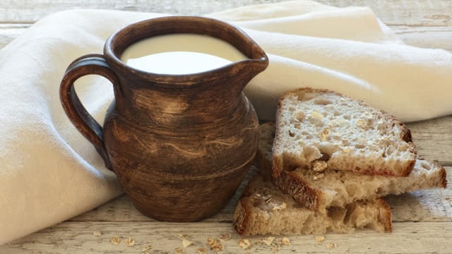 Die Buttermilch im Brot sorgt dafür, dass der teig locker aufbackt.