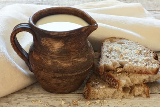 Die Buttermilch im Brot sorgt dafür, dass der teig locker aufbackt.