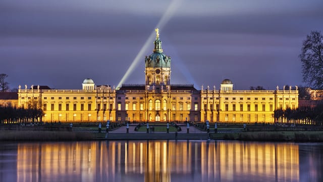 Das Schloss Charlottenburg ist auch abends sehenswert, wenn es wunderschön beleuchtet wird.