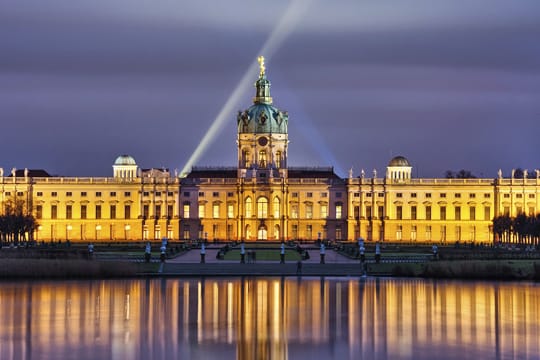 Das Schloss Charlottenburg ist auch abends sehenswert, wenn es wunderschön beleuchtet wird.