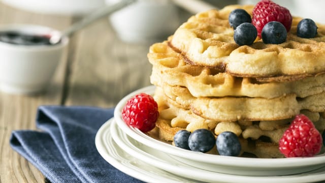 Schmecken so gut wie normale Waffeln und sind genau so schnell zubereitet: Buttermilchwaffeln.