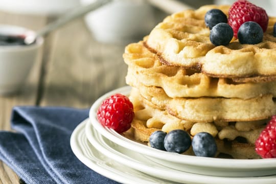 Schmecken so gut wie normale Waffeln und sind genau so schnell zubereitet: Buttermilchwaffeln.