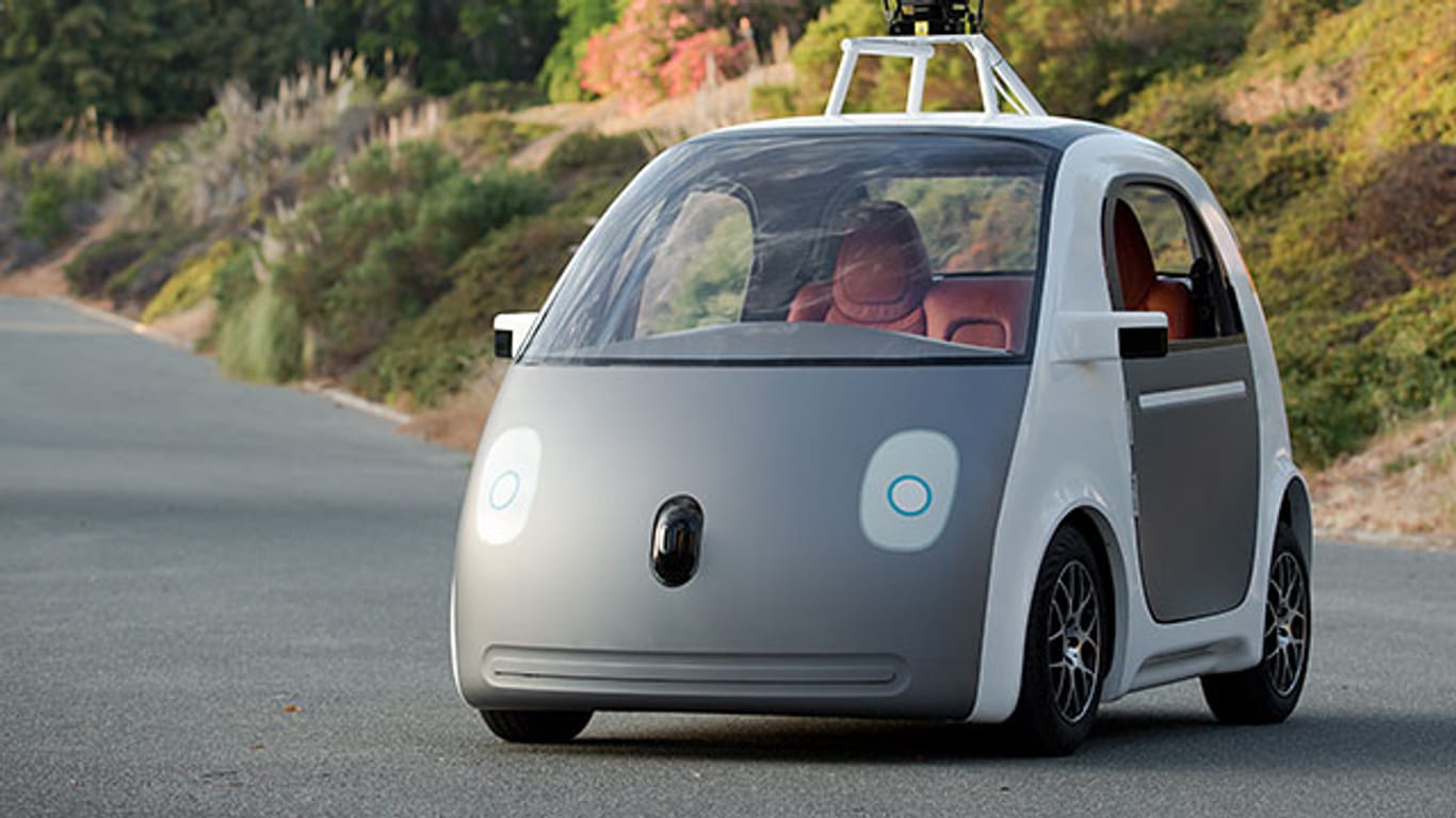 Der Prototyp eines selbstfahrenden Autos, das der Internetkonzern Google entwickelt hat. Dass heizte die Spekulationen um den Konkurrenten Apple an. Dabei geht es dort gar nicht um ein selbstfahrendes Auto - vielmehr arbeite man an einem Elektro-Minivan.