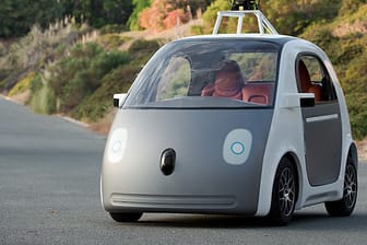 Der Prototyp eines selbstfahrenden Autos, das der Internetkonzern Google entwickelt hat. Dass heizte die Spekulationen um den Konkurrenten Apple an. Dabei geht es dort gar nicht um ein selbstfahrendes Auto - vielmehr arbeite man an einem Elektro-Minivan.