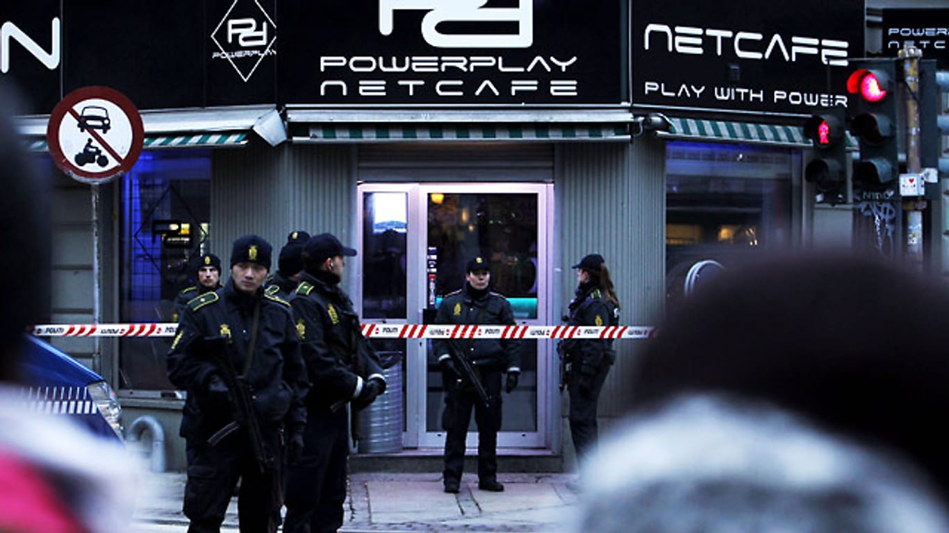 Polizisten sichern das Internetcafé in Kopenhagen, in dem zwei Verdächtige festgenommen wurden.
