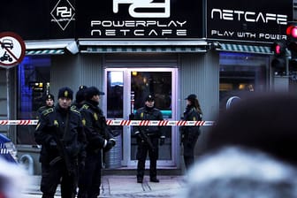 Polizisten sichern das Internetcafé in Kopenhagen, in dem zwei Verdächtige festgenommen wurden.