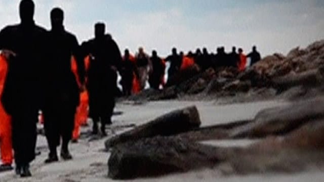 Screenshot aus einem Video des IS, das die Ermordung der 21 Kopten im Februar an einem Strand in Libyen zeigen soll. Archivbild