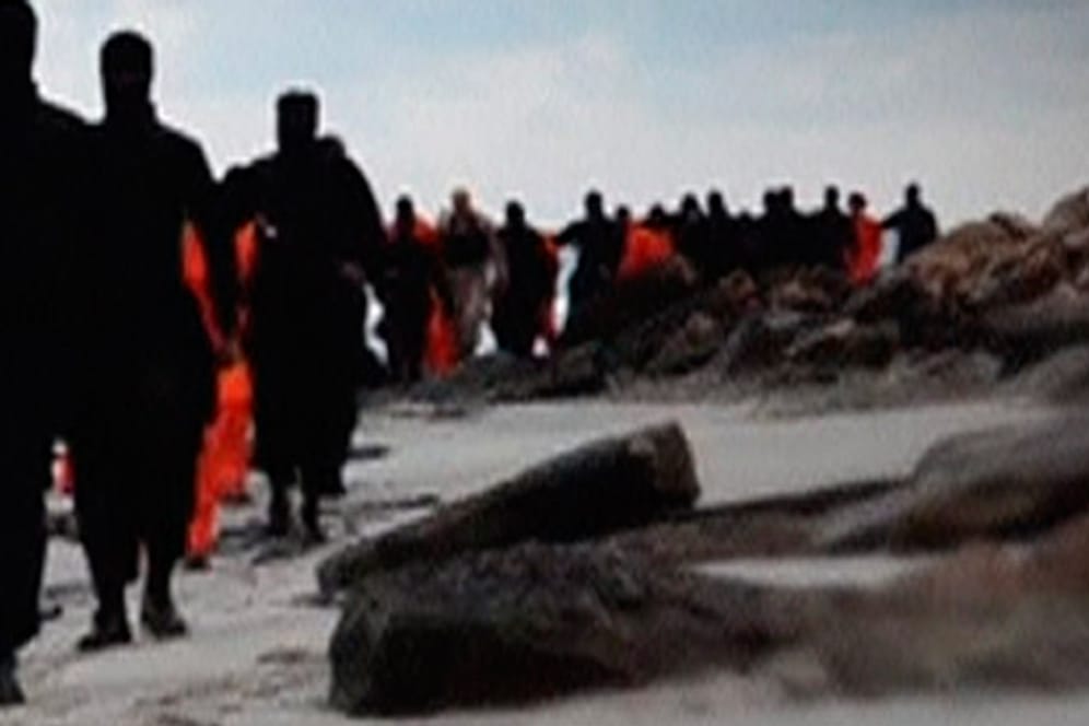Screenshot aus einem Video des IS, das die Ermordung der 21 Kopten im Februar an einem Strand in Libyen zeigen soll. Archivbild