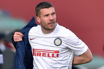 Die Kritik wächst: Lukas Podolski muss sich bei Inter Mailand derzeit warm anziehen.