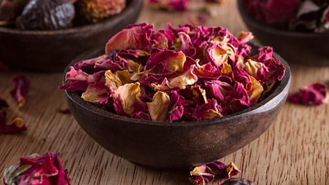 Auch getrocknete Rosenblätter können beim Kochen verwendet werden.