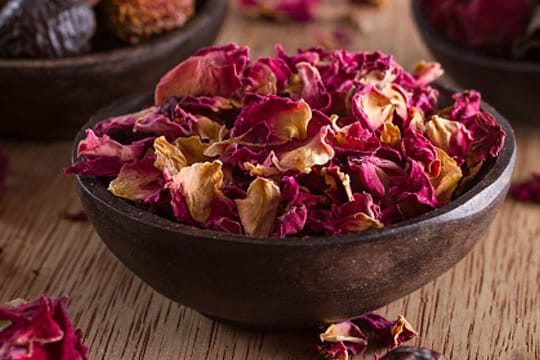 Auch getrocknete Rosenblätter können beim Kochen verwendet werden.