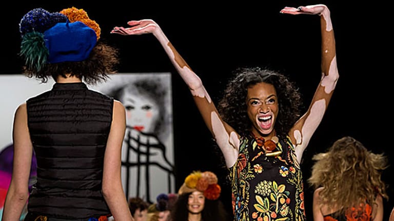 Chantelle Brown-Young auf der Fashion-Week in New York. Sie präsentiert die neue Kollektion der Modemarke Desigual.