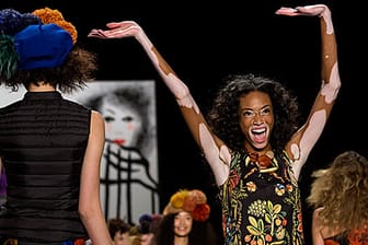 Chantelle Brown-Young auf der Fashion-Week in New York. Sie präsentiert die neue Kollektion der Modemarke Desigual.