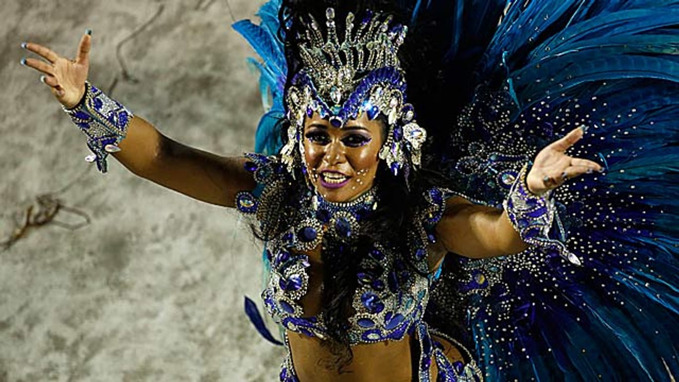 In der Nacht zum Faschingsdienstag gingen die Paraden in Rio de Janeiro weiter.