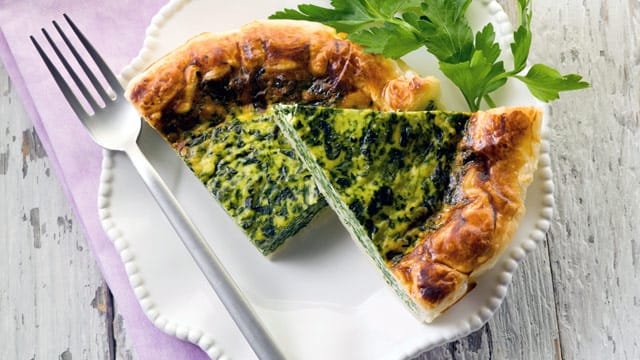 Servieren Sie die Spinat-Quiche mit Petersilie oder wie hier mit frischem Koriander.