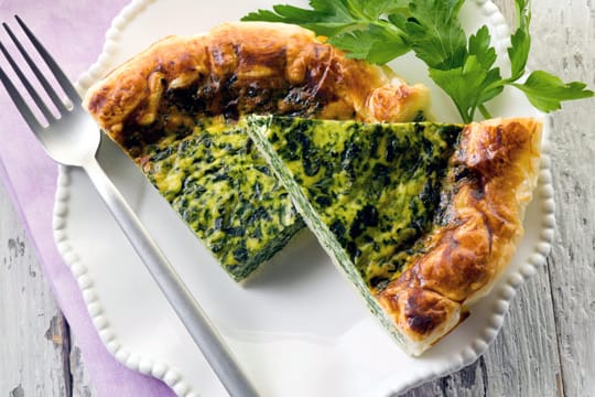 Servieren Sie die Spinat-Quiche mit Petersilie oder wie hier mit frischem Koriander.