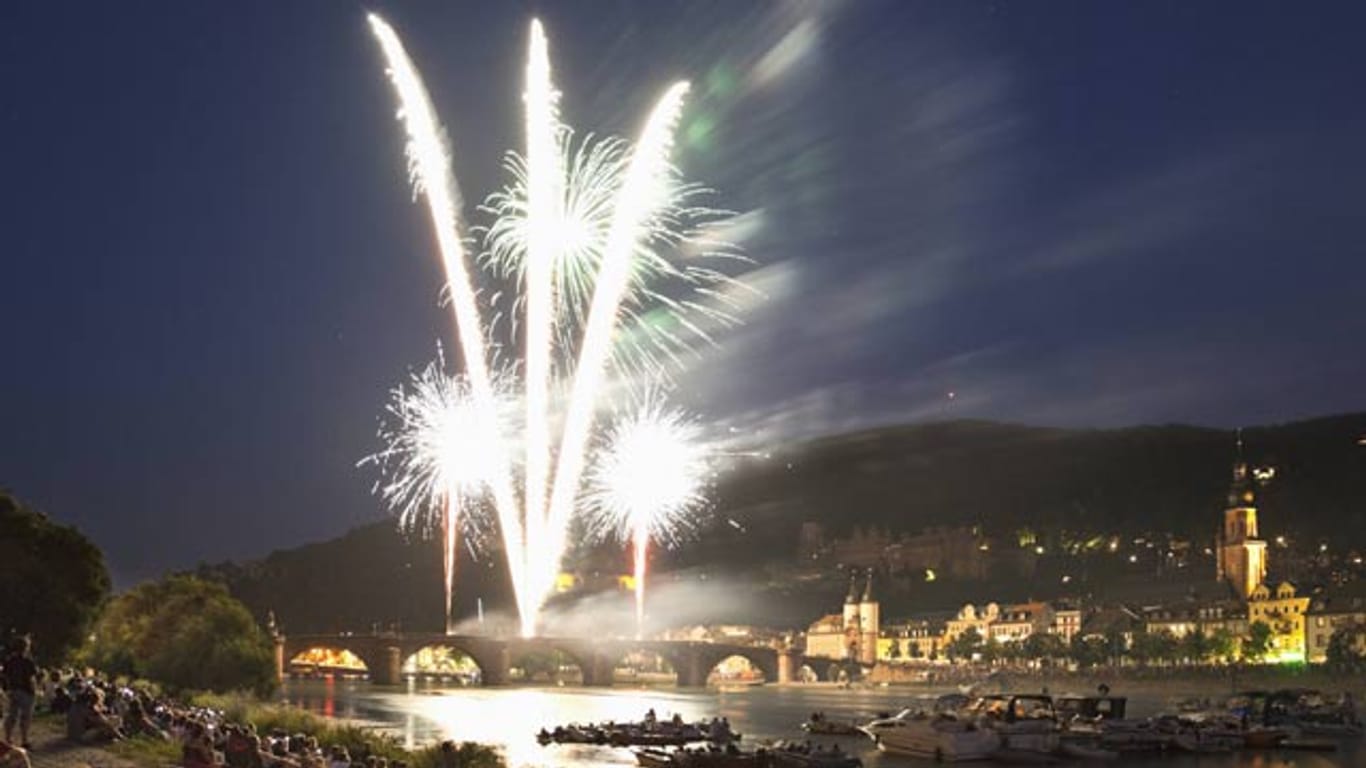 Die Heidelberger Schlosserleuchtung ist mehr als ein Feuerwerk, vor allem wenn man das vom Wasser aus bestaunen kann.