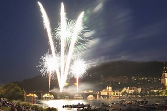 Die Heidelberger Schlosserleuchtung ist mehr als ein Feuerwerk, vor allem wenn man das vom Wasser aus bestaunen kann.