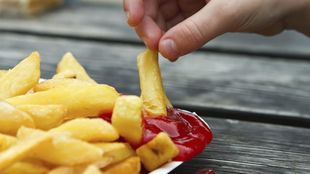 Auch wenn Übergewichtige abnehmen, das Verlangen nach fettigem Essen bleibt stark.