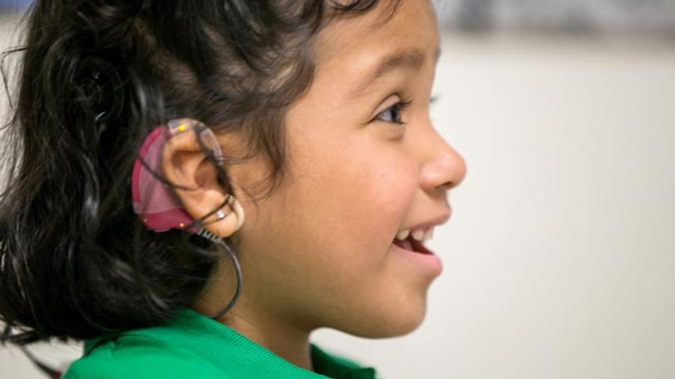Gehörlose Kinder: Die dreijährige Angela Lopez kam taub auf die Welt. Forscher hoffen, dass sie mit einem Hirnstamm-Implantat hören lernen kann.