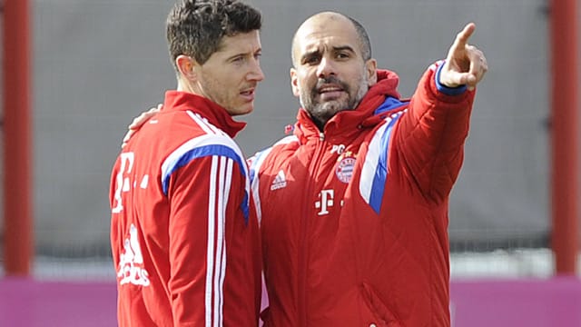 Die Einsatzzeiten von Robert Lewandowski (li.) werden derzeit unter Trainer Pep Guardiola immer weniger.