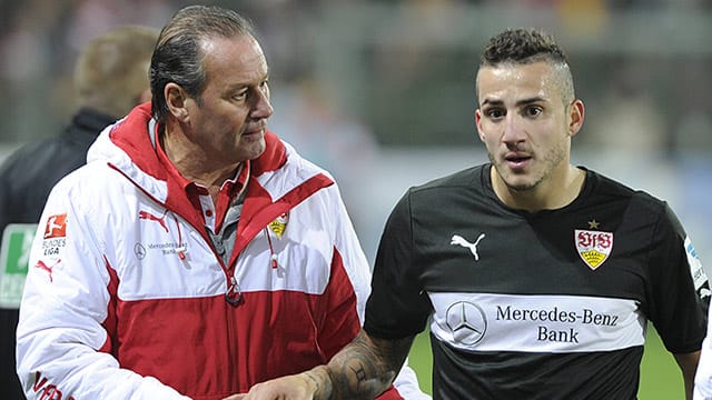 Huub Stevens (li.) schickt Sercan Sararer zur zweiten Mannschaft. Huub Stevens (li.) schickt Sercan Sararer zur zweiten Mannschaft.
