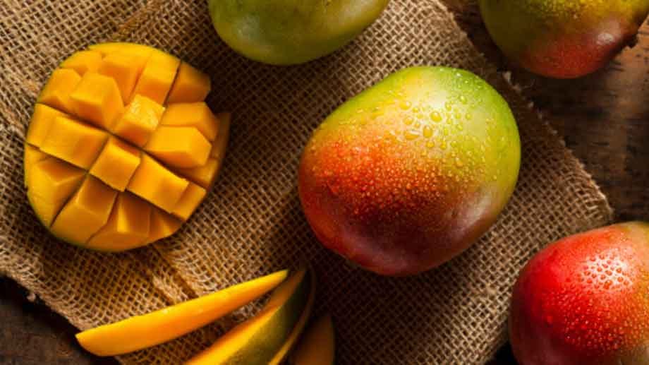Mango: Das gelbe Fruchtfleisch ist reich an Vitaminen. Achten Sie beim Kauf auf die Reife der Frucht: Die Mango sollte duften und auf Druck leicht nachgeben. Mangos besitzen einen relativ großen Kern, von dem sich das Fruchtfleisch nicht gut lösen lässt. Schneiden Sie die Mango nach dem Schälen der Länge nach auf, indem Sie zuerst links ganz nah am Kern entlang schneiden und den Vorgang dann mit der rechten Seite wiederholen.