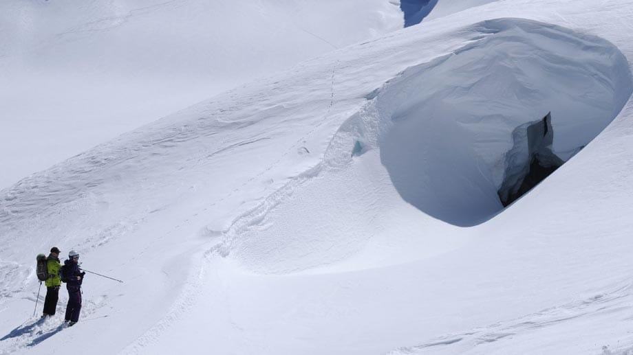 Vorsicht: Bei der Abfahrt müssen die Skifahrer darauf achten, eine Linie in sicherem Abstand zu den tiefen Gletscherspalten zu fahren.