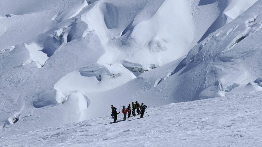 Dazu tauchen weitere Eisströme auf, die sich zum mächtigen Mer de Glace vereinigen, dem längsten und größten Gletscher der französischen Alpen.