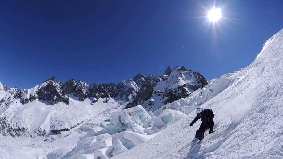 Nach der Rast geht es steil hinunter auf den flachen Glacier du Tacul, wo die Kulisse mit jedem Schwung grandioser wird.