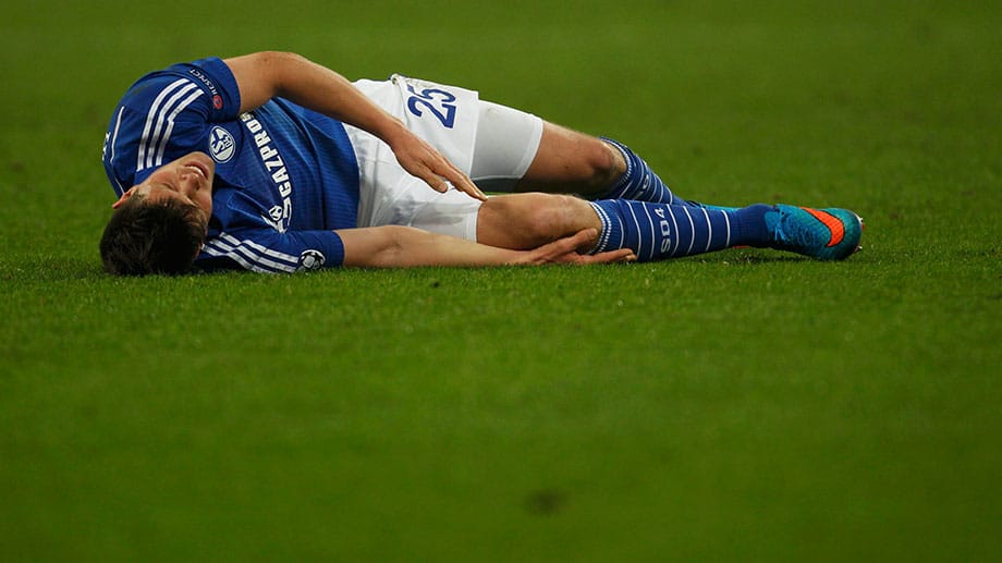 Klaas-Jan Huntelaar krümmt sich vor Schmerzen.