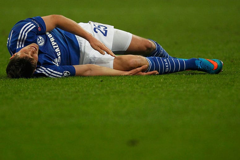 Klaas-Jan Huntelaar krümmt sich vor Schmerzen.