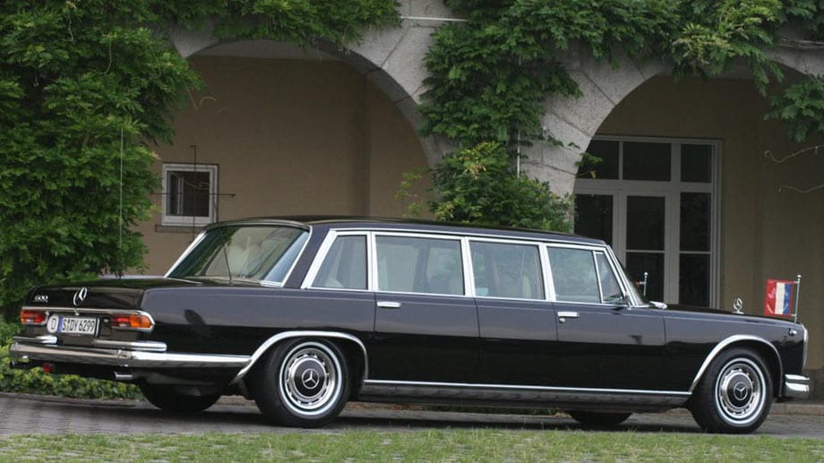 Immer wenn der Besuch eines hohen Gastes anstand, orderte das Auswärtige Amt bei Mercedes-Benz das unschlagbare Doppel aus Wöstendieck und seinem schwarzen Pullman aus dem Baujahr 1965.
