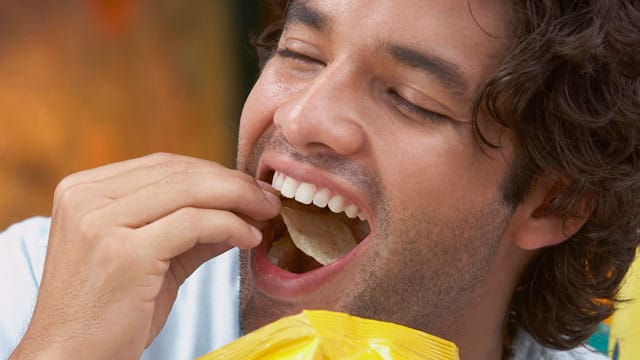 In Kartoffelchips stecken reichlich Transfettsäuren. Bereits 100 Gramm reichen aus, um die von Ernährungsexperten empfohlene Maximaldosis zu überschreiten.