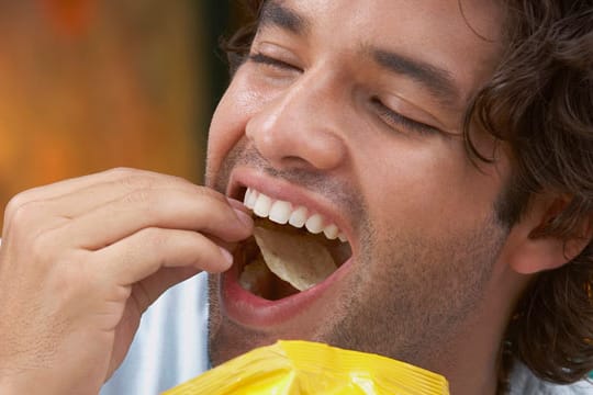 In Kartoffelchips stecken reichlich Transfettsäuren. Bereits 100 Gramm reichen aus, um die von Ernährungsexperten empfohlene Maximaldosis zu überschreiten.