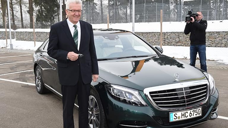 Winfried Kretschmann mit seinem neuen Dienstwagen, einem Mercedes S-Klasse 500 Plug-in Hybrid. Der Pkw ist für ein Jahr gemietet.