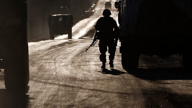 Ein ukrainischer Soldat beim Abzug der Truppen aus Debalzewo.